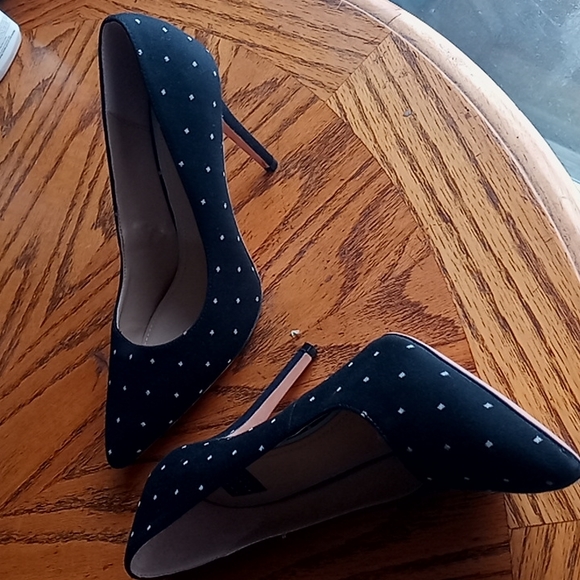 White house black market black and white polka dot chevron high heels like new - Picture 3 of 6